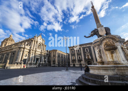 18. Jahrhundert Elefantenbrunnen (auch genannt u Liotru) am Domplatz (Piazza del Duomo), Symbol von Catania, Sizilien, Italien. Ansicht mit Kathedrale Stockfoto