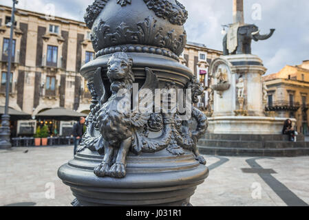 Geflügelten Löwen auf einer Laterne am Domplatz in Stadt Catania, Ostseite der Insel Sizilien, Italien. Elefantenbrunnen auf bcakground Stockfoto