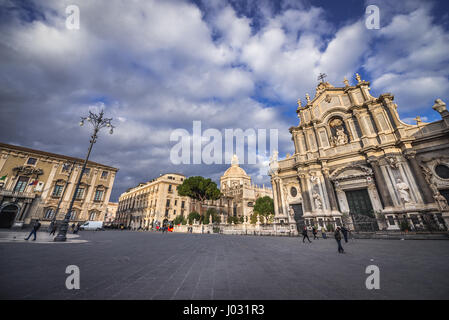 Römisch-katholisch Metropolitan Kathedrale von St. Agatha am Domplatz in Catania Stadt auf der Insel Sizilien. Elefanten-Palast auf der linken Seite Stockfoto
