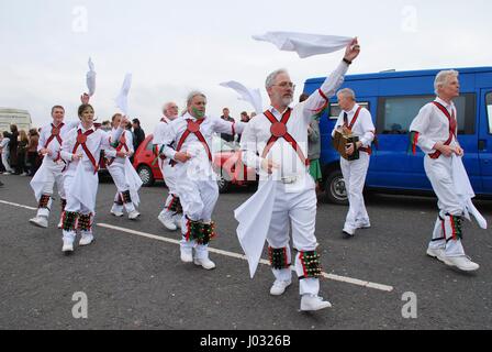 Morris Tänzer während der Parade auf dem westlichen Hügel während des jährlichen Jack In The Green Festival in Hastings in East Sussex, England. Stockfoto