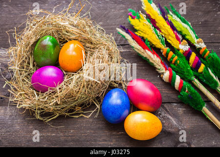 Frohe Ostern / Osteuropa traditionell bunt bemalten Eiern und Dekoration auf hölzernen Hintergrund Stockfoto