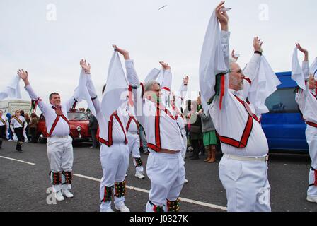 Morris Tänzer während der Parade auf dem westlichen Hügel während des jährlichen Jack In The Green Festival in Hastings in East Sussex, England. Stockfoto