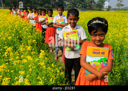 Studenten in Manikganjs Singair sind begeistert, nachdem sie neue Lehrbücher dieses Jahres bekommen. Stockfoto