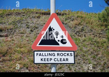 Eine öffentliche Zeichen Warnung vor der Gefahr von Steinschlag unter den Klippen direkt am Meer in Folkestone in Kent, England. Stockfoto