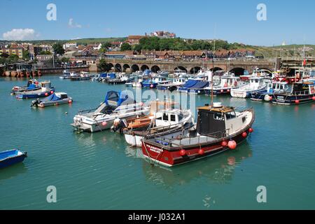 Kleine Boote vor Anker im Hafen von Folkestone in Kent, England am 6. Juli 2008. Stockfoto