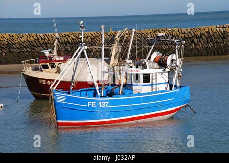 Angelboote/Fischerboote vertäut im Hafen von Folkestone in Kent, England am 7. Juli 2008. Stockfoto