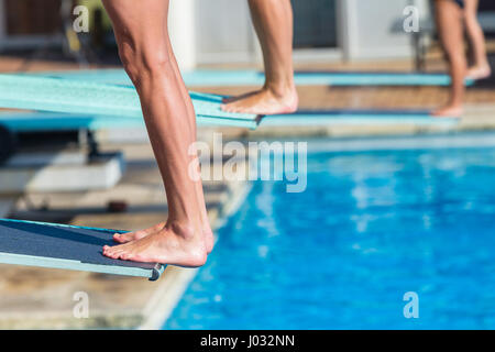 Aquatische Tauchen Taucher Füße Beckenrand Board für Backflip in Schwimmbad abstrakte Closeup unbekannten Athleten. Stockfoto