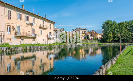 Rieti, Hauptstadt der historischen Region Sabina, Blick vom Fluss Velino, Latium (Italien) Stockfoto