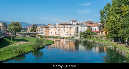 Rieti, Hauptstadt der historischen Region Sabina, Blick vom Fluss Velino, Latium (Italien) Stockfoto