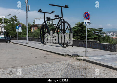 Riesen schwarze Fahrrad Skulptur in Tiflis (Tbilissi), Georgien, Osteuropa. Stockfoto