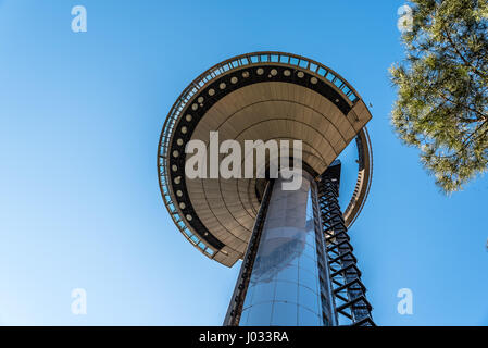 Madrid, Spanien - 7. April 2017: Low Angle View der Faro von moncloa ist ein sendeturm mit einer Aussichtsplattform in Madrid. Es entwickelt wurde. Stockfoto