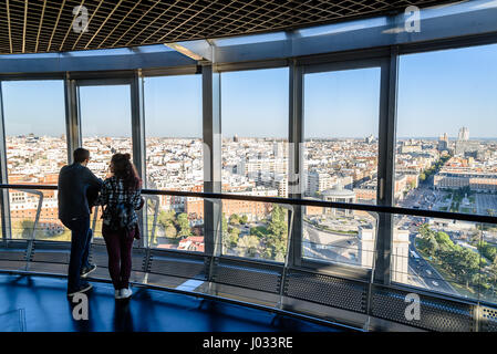 Madrid, Spanien - 7. April 2017: Unbekannte Leute zu beobachten die Skyline von Madrid aus Faro von Moncloa. Es ist ein Sendemast mit einem Beobachter Stockfoto