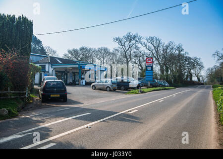 Rotes Kreuz Post und Red post Garage auf die A381 in South Devon. Stockfoto