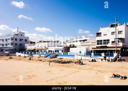 Am Strand entlang Calle Isla de Lobos in Corralejo, Fuerteventura. Stockfoto