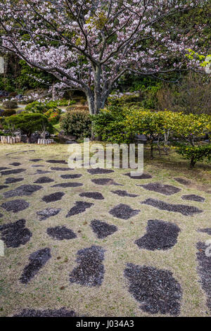 Shiosai Park japanischer Garten mit Sakura Kirsche blüht - Shiosai Teien ist eine traditionelle Chisen Kaiyu Shiki japanischen Teich Garten mit Teah bummeln Stockfoto