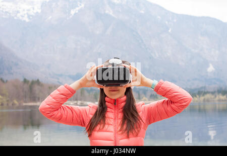 junge Frau im VR-Brillen Stockfoto