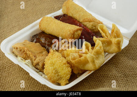 Chinesisches Essen herausnehmen Pu Pu Platte für zwei Personen mit Käse Wontons, Fantail Shrimp, Frühlingsrollen, Hähnchenflügel, Rindfleisch-Spieße, BBQ Spareribs Stockfoto