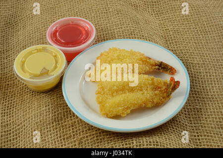 Chinesisches Essen Vorspeise Pfauentaube gebratene Garnelen mit kleinen Behältern von süß und sauer Sauce und Senfsauce Stockfoto