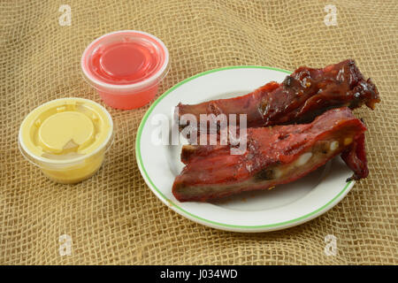 Nehmen Sie BBQ Spare Ribs Vorspeise mit Senf und süß-saurer Soße Stockfoto