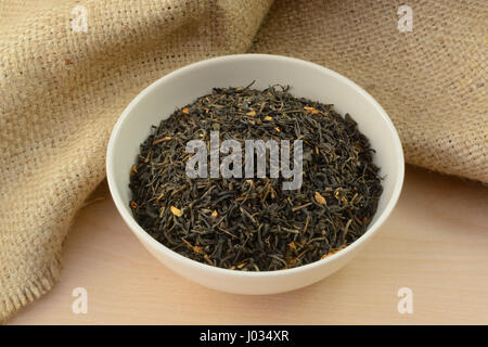 Lose Jasmin getrocknete Teeblätter und Blumen in Schüssel weiß Stockfoto