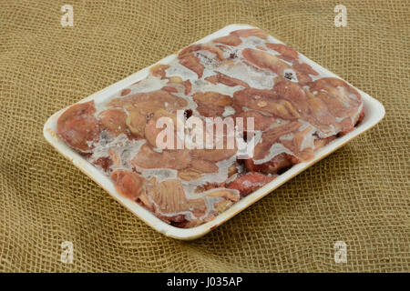 Gefrorene Hähnchen Herzen und Mägen mit Frost und Eis Stockfoto