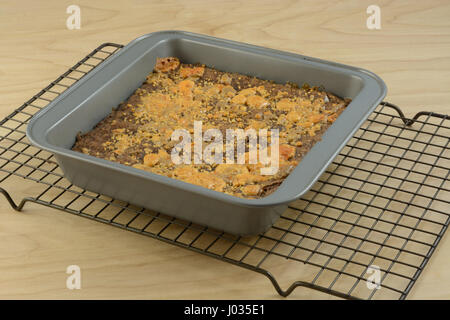 Brownies mit Süßigkeiten Stücke im Inneren und als Belag heiß aus dem Ofen auf Rack-Kühlung Stockfoto