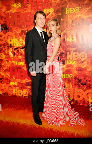 Paul Dano und Zoe Kazan (r) besucht HBO 2015 Emmy After Party im Pacific Design Center am 20. September 2015 in Los Angeles, Kalifornien. Stockfoto