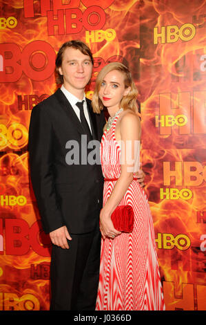 Paul Dano und Zoe Kazan (r) besucht HBO 2015 Emmy After Party im Pacific Design Center am 20. September 2015 in Los Angeles, Kalifornien. Stockfoto