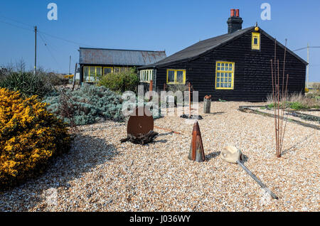 Prospect Cottage nahe Dungeness Kraftwerk, im zeitigen Frühjahr. Die Hütte, Heimat der späten Derek Jarman, der der einflussreichen Schindel-Garten angelegt. Stockfoto