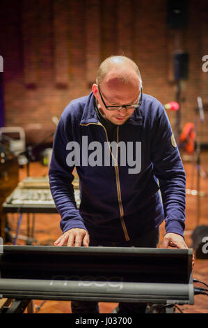 Norwegische painist und elektronischen Keyboard Spieler Brugge Wesseltoft Einrichten seine Ausrüstung für ein solo Konzert in der Turner Sims Konzertsaal Stockfoto