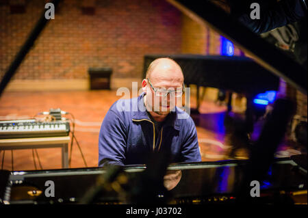 Norwegische painist und elektronischen Keyboard Spieler Brugge Wesseltoft Einrichten seine Ausrüstung für ein solo Konzert in der Turner Sims Konzertsaal Stockfoto