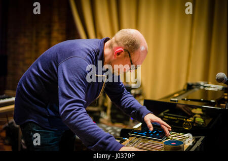 Norwegische painist und elektronischen Keyboard Spieler Brugge Wesseltoft Einrichten seine Ausrüstung für ein solo Konzert in der Turner Sims Konzertsaal Stockfoto