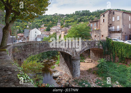 Fluß entlang der Altstadt Largentiere in der Ardeche-Region von Frankreich Stockfoto