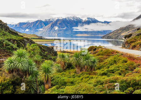 Niedrige Wolken liegen über einem See in der Nähe von Wanaka in der Southern Lakes Region von Neuseeland Stockfoto