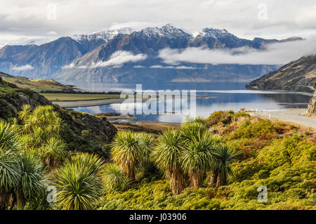 Niedrige Wolken liegen über einem See in der Nähe von Wanaka in der Southern Lakes Region von Neuseeland Stockfoto