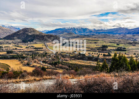 Blick in die Crown Range Road in der Nähe von Queenstown in der Southern Lakes Region von Neuseeland Stockfoto