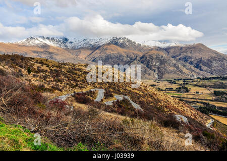 Blick in die Crown Range Road in der Nähe von Queenstown in der Southern Lakes Region von Neuseeland Stockfoto