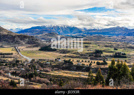 Blick in die Crown Range Road in der Nähe von Queenstown in der Southern Lakes Region von Neuseeland Stockfoto