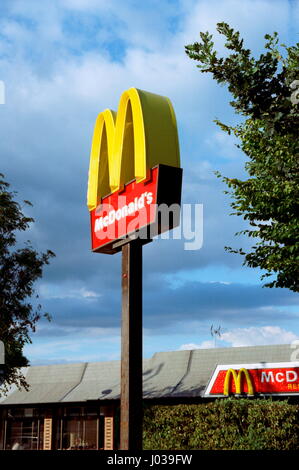 AJAXNETPHOTO. SOUTHAMPTON, ENGLAND. -STADTLANDSCHAFT - MACDONALD LOKAL ZEICHEN DOMINIERT LOKALEN URBANEN LANDSCHAFT AM ENDE DER HECKE. FOTO: JONATHAN EASTLAND/AJAX REF: 61508 1 01 Stockfoto