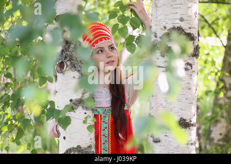 Slawischen in traditioneller Kleidung versteckt hinter Bäumen Stockfoto