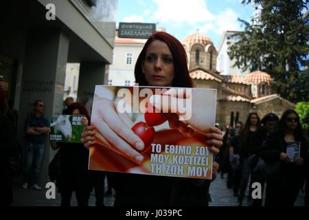 Athen, Griechenland. 9. April 2017. Aktivisten demonstrieren in der Ermou Street nahe dem Syntagma-Platz gegen Grausamkeit gegenüber Tieren und eine vegane Lebensweise zu fördern. Bildnachweis: George Panagakis/Pacific Press/Alamy Live-Nachrichten Stockfoto