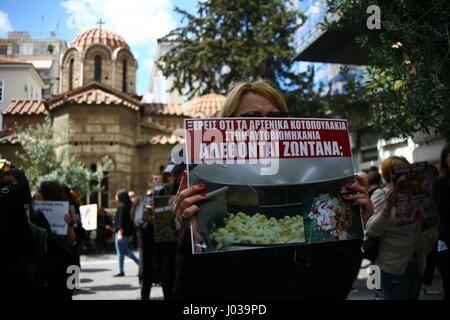 Athen, Griechenland. 9. April 2017. Aktivisten demonstrieren in der Ermou Street nahe dem Syntagma-Platz gegen Grausamkeit gegenüber Tieren und eine vegane Lebensweise zu fördern. Bildnachweis: George Panagakis/Pacific Press/Alamy Live-Nachrichten Stockfoto