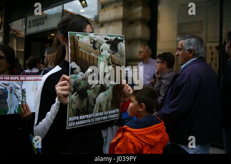 Athen, Griechenland. 9. April 2017. Aktivisten demonstrieren in der Ermou Street nahe dem Syntagma-Platz gegen Grausamkeit gegenüber Tieren und eine vegane Lebensweise zu fördern. Bildnachweis: George Panagakis/Pacific Press/Alamy Live-Nachrichten Stockfoto