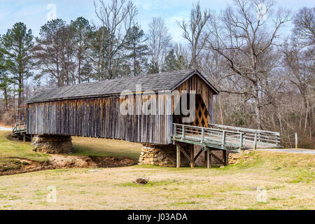 1892 erbaut, ist das Auchumpkee Creek Covered Bridge auch bekannt als Zorns Mühle und Hootenville Brücke. Stockfoto