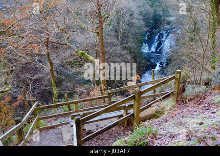 Aussichtspunkt für Swallow Falls (Rhaeadr Ewynnol) auf Afon Llugwy Fluss auf Nordseite im Winter. Betws-y-Coed, Conwy, Wales, UK, Großbritannien. Stockfoto