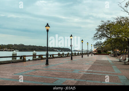 Lampenlicht leuchtet am Morgen auf River Street in Savannah, Georgia. Stockfoto