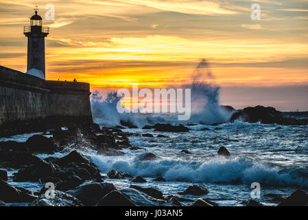 Blick auf Leuchtturm Felgueiras und Atlantischen Ozean Wellen, die auf Felsen in Foz Douro Bezirk von Porto Stadt, zweitgrößte Stadt in Portugal Stockfoto