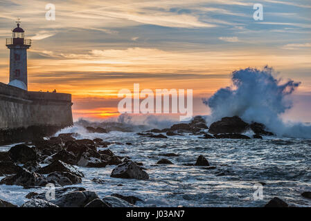 Blick auf Leuchtturm Felgueiras und Atlantischen Ozean Wellen, die auf Felsen in Foz Douro Bezirk von Porto Stadt, zweitgrößte Stadt in Portugal Stockfoto