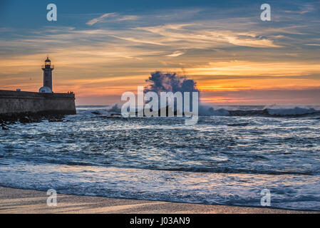 Sonnenuntergang über dem Atlantik. Ansicht mit Felgueiras Leuchtturm in Foz Douro Bezirk von Porto Stadt, zweitgrößte Stadt in Portugal Stockfoto