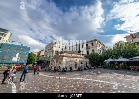 Monastiraki-Platz in Athen, Griechenland. Ansicht mit Kirche von Pantanassa (Aslo Dormition der Theotokos Kirche genannt) Stockfoto